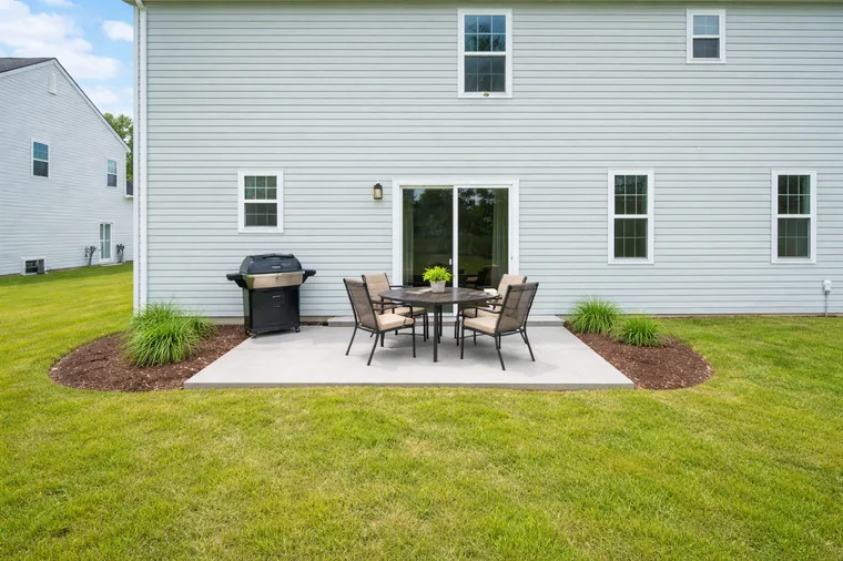 Cozy 8x12 concrete patio example
